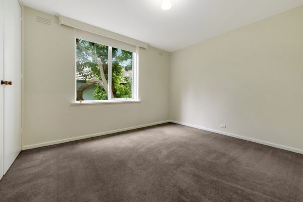 BRIGHT & SPACIOUS APARTMENT - Photo 1