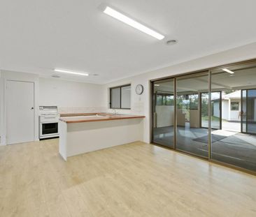 5 Bedroom, 2 Living areas - 850 metres Railway Station - Photo 6
