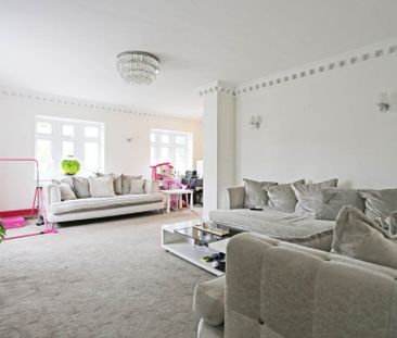 Price £3,000 pcm - Available 22/12/2025 - Part Furnished - Photo 2