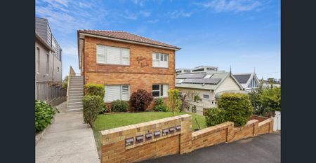 Immaculate updated apartment with harbour glimpses - Photo 5