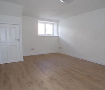 3 bedroom mews to rent - Photo 2
