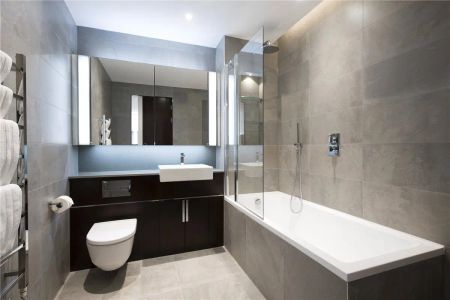 2 bedroom flat in London - Photo 4