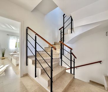 Townhouse in Nueva Andalucía - Photo 4