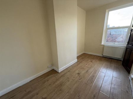 3 bedroom flat to rent - Photo 3