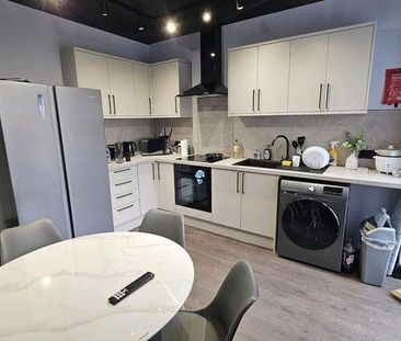 1 bedroom in a house share to rent - Photo 2