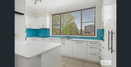 Spacious House, Great Location! - Photo 2