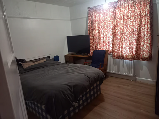 1 bedroom in a house share to rent - Photo 1