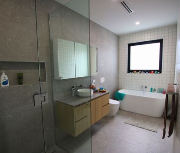Architecturally crafted townhouse - Photo 5