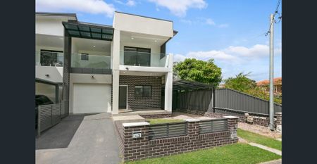 Air-Conditioned Four-Bedroom Duplex with Two Living Areas - Photo 5