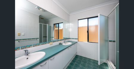 Spacious Family Home with Character and Comfort - Photo 2