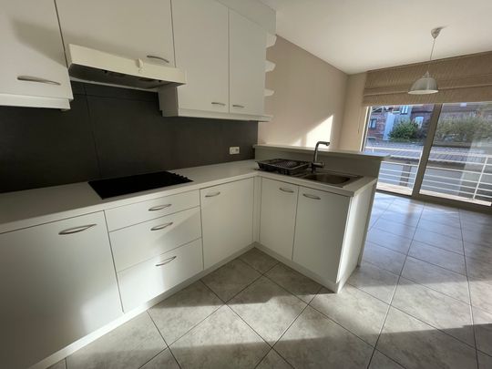 ruim instapklaar twee slaapkamer appartement met groot zongericht terras & gelijkvloerse garage - Photo 1