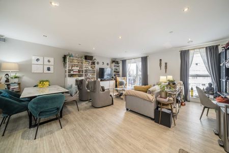 Trinity Way, W3, London - Photo 3