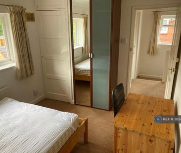 4 bedroom semi-detached house to rent - Photo 4