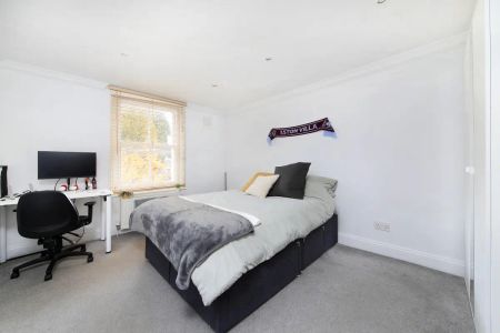 2 bedroom flat in London - Photo 4