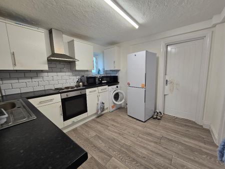 1 bedroom in a house share to rent - Photo 3