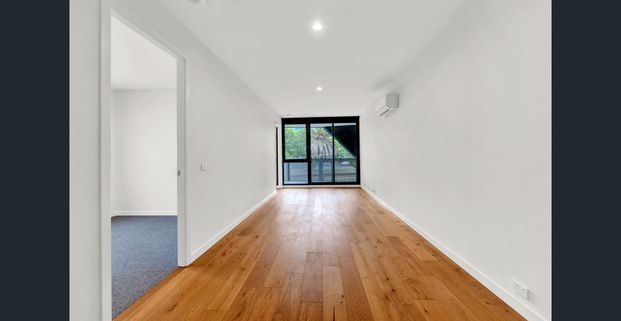 Modern living in a great location. Tram at your doorstep, shops minutes away - must see! -Meets 14 minimum standards - certificate in photo gallery - Photo 1