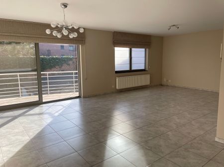 ruim instapklaar twee slaapkamer appartement met groot zongericht terras & gelijkvloerse garage - Photo 2