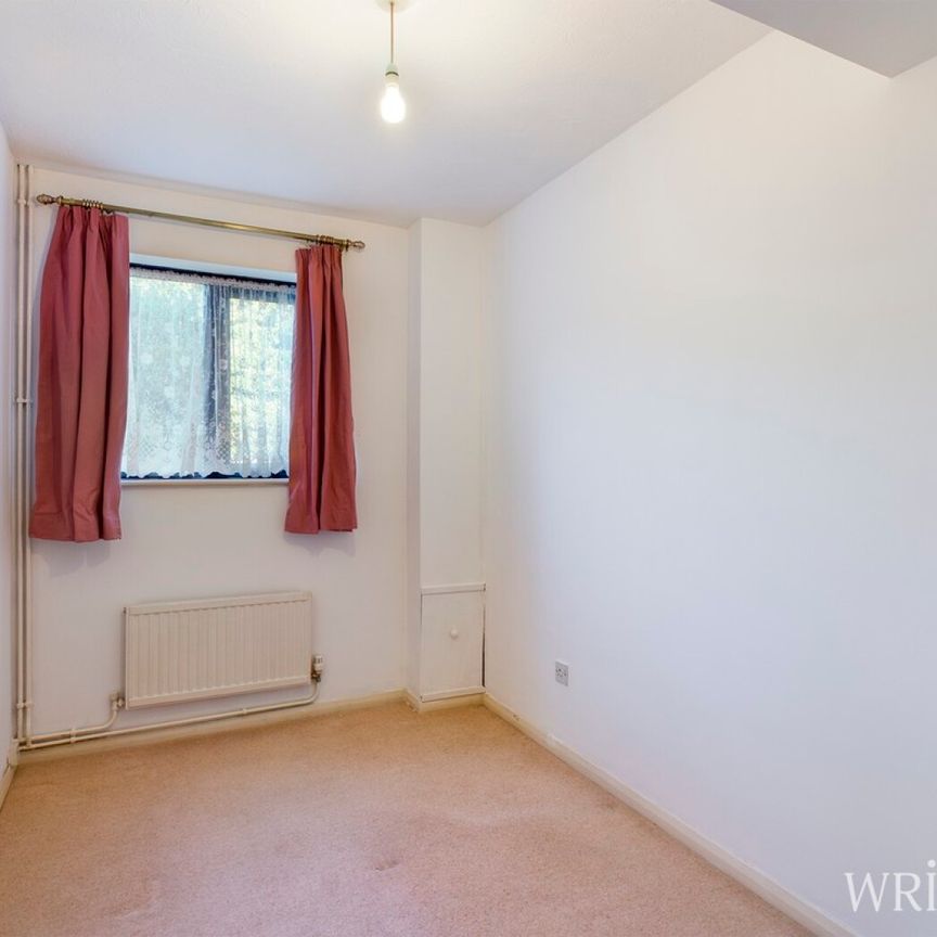 2 bedroom Mid Terraced House - PARKSIDE, WELWYN - Photo 1