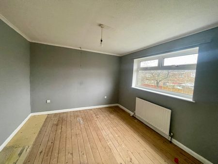 Available now for rent, this end-terraced property in popular Sunnyhill, Derby, has been beautifully redecorated and offers a spacious living room, dining area, fitted kitchen, three bedrooms, and a family bathroom. With laminate flooring, a garden, and parking. - Photo 2