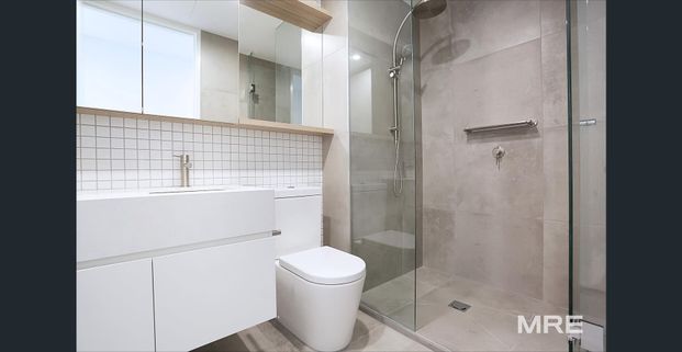 Modern and bright in an excellent location - Photo 1