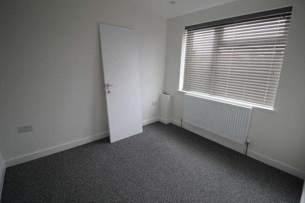 Laburnum Grove, Southall, UB1 - Photo 1