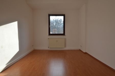 3-Raumwohnung mit Einbauküche , Wannenbad & Laminat - Foto 4