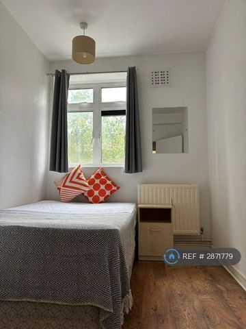 1 bedroom in a flat share to rent - Photo 2
