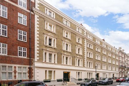 A spacious one bedroom apartment with charming period features on Carlisle Place, moments walk from Victoria train station. - Photo 3