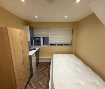 Studio Flat, Hanger Green, W5 - Photo 1