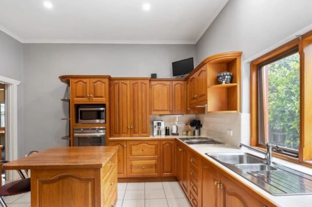 Brilliantly Located! An Idyllic Lifestyle Awaits! - Photo 1