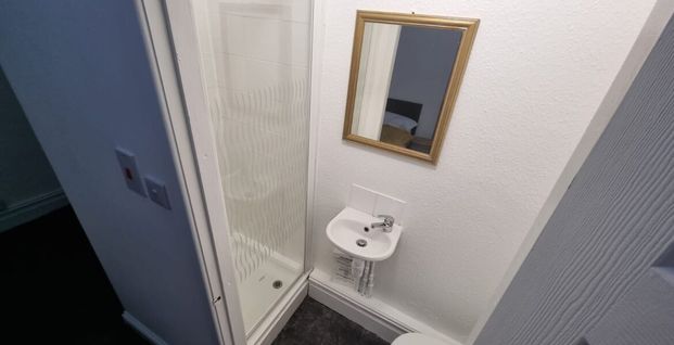 Flat 2, Conference Road, Armley, Leeds, LS12 3DX - Photo 1