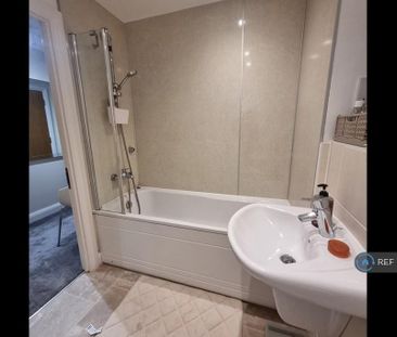 1 bedroom in a flat share to rent - Photo 5