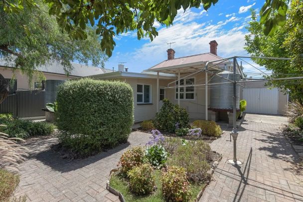 Character Cottage Living in a Prime Stepney Location - Photo 1