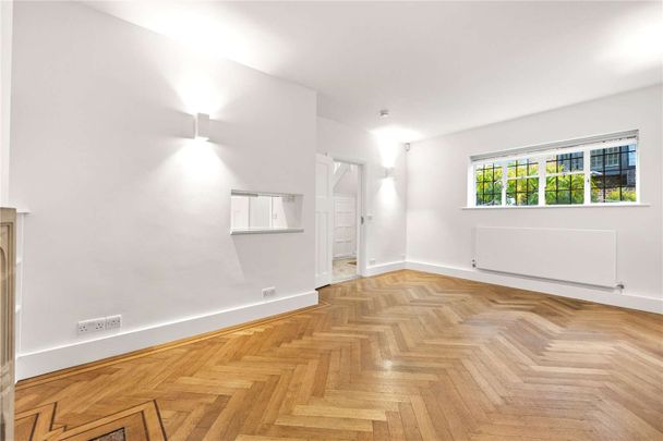 A generously proportioned mews house providing versatile living space. - Photo 1
