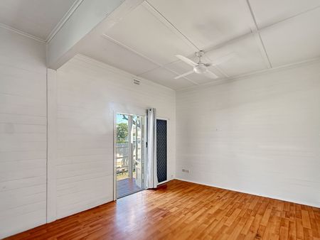 Charming Byron Beach House in the Heart of Town - Photo 2