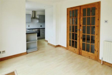 4 bedroom semi-detached house to rent - Photo 4