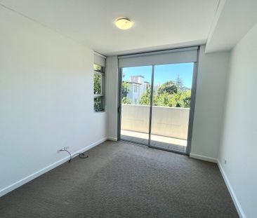 Luxury Lakeside Apartment - Photo 5