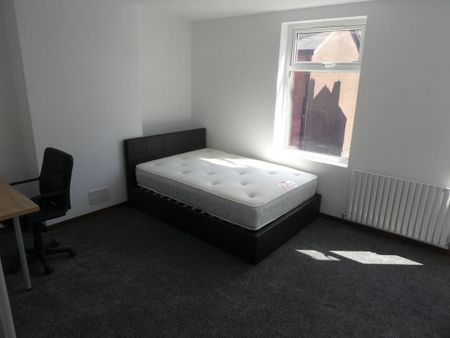 4 bedroom terraced house to rent - Photo 5