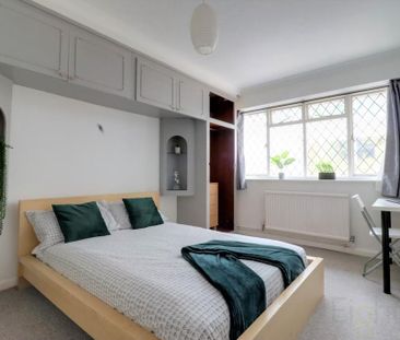 4 bedroom semi-detached bungalow to rent - Photo 3