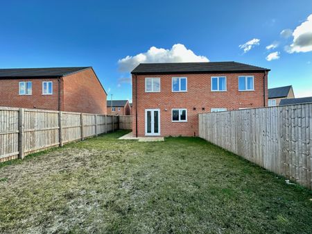 3 bedroom semi-detached house to rent - Photo 3