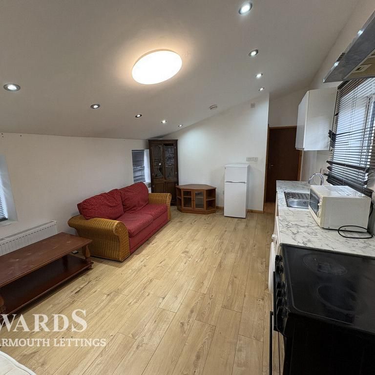 2 bedroom end of terrace house to rent - Photo 1