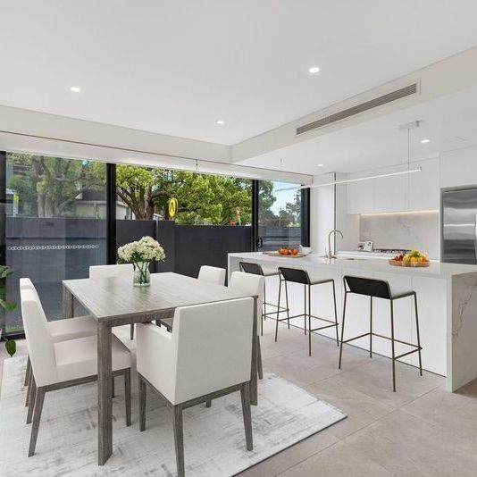 5 bedroom, 4 bathroom home with garage - Photo 1