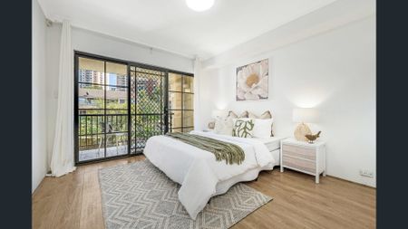 Modern Townhouse-Style Unit with Private Courtyard in Prime Location - Photo 3