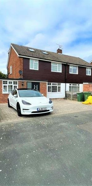 Hazel Road, Camberley Hazel Road, Camberley - Photo 2