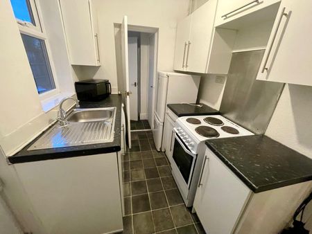 Discover the perfect rental opportunity on Slack Lane, Derby, DE22 3. This charming terraced house features two bedrooms, two bathrooms, a living room, a dining room, and fitted kitchen, complemented by a spacious rear garden. Located close to the city centre, schools and local amenities, university - Photo 5