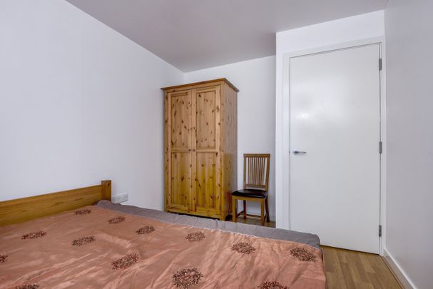 Flat to rent - Deals Gateway, London, SE13 - Photo 1