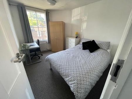 4 bedroom detached house to rent - Photo 3