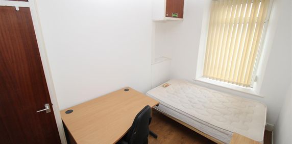 House - Terraced For Rent Laura Street, Pontypridd - Photo 2