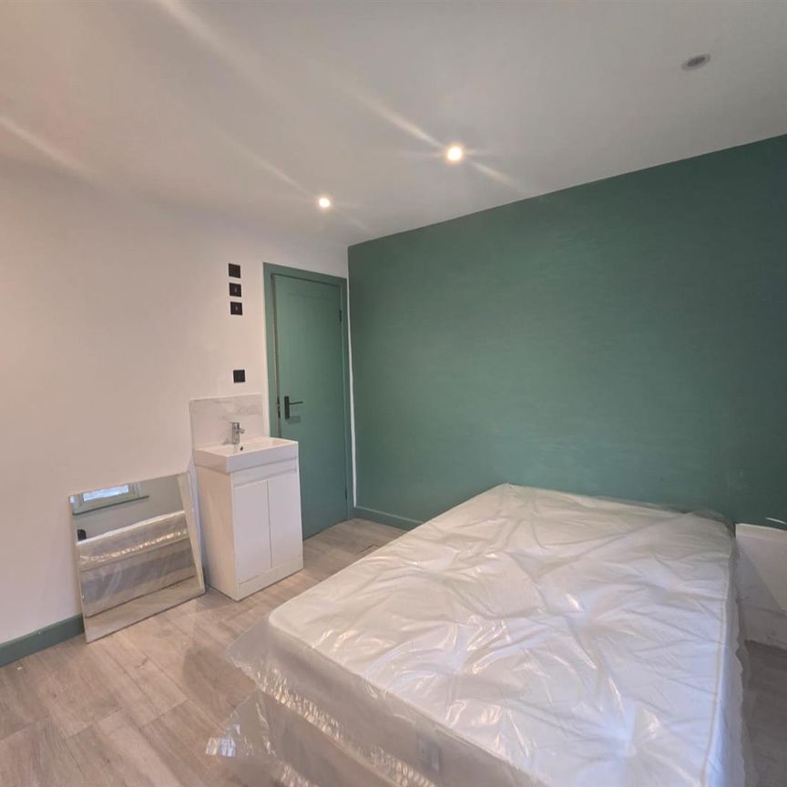 Wheatley Crescent, Hayes UB3, London - Photo 1