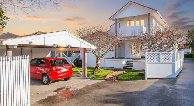 Spacious 4-Bedroom, 2-Bathroom Home - Photo 1